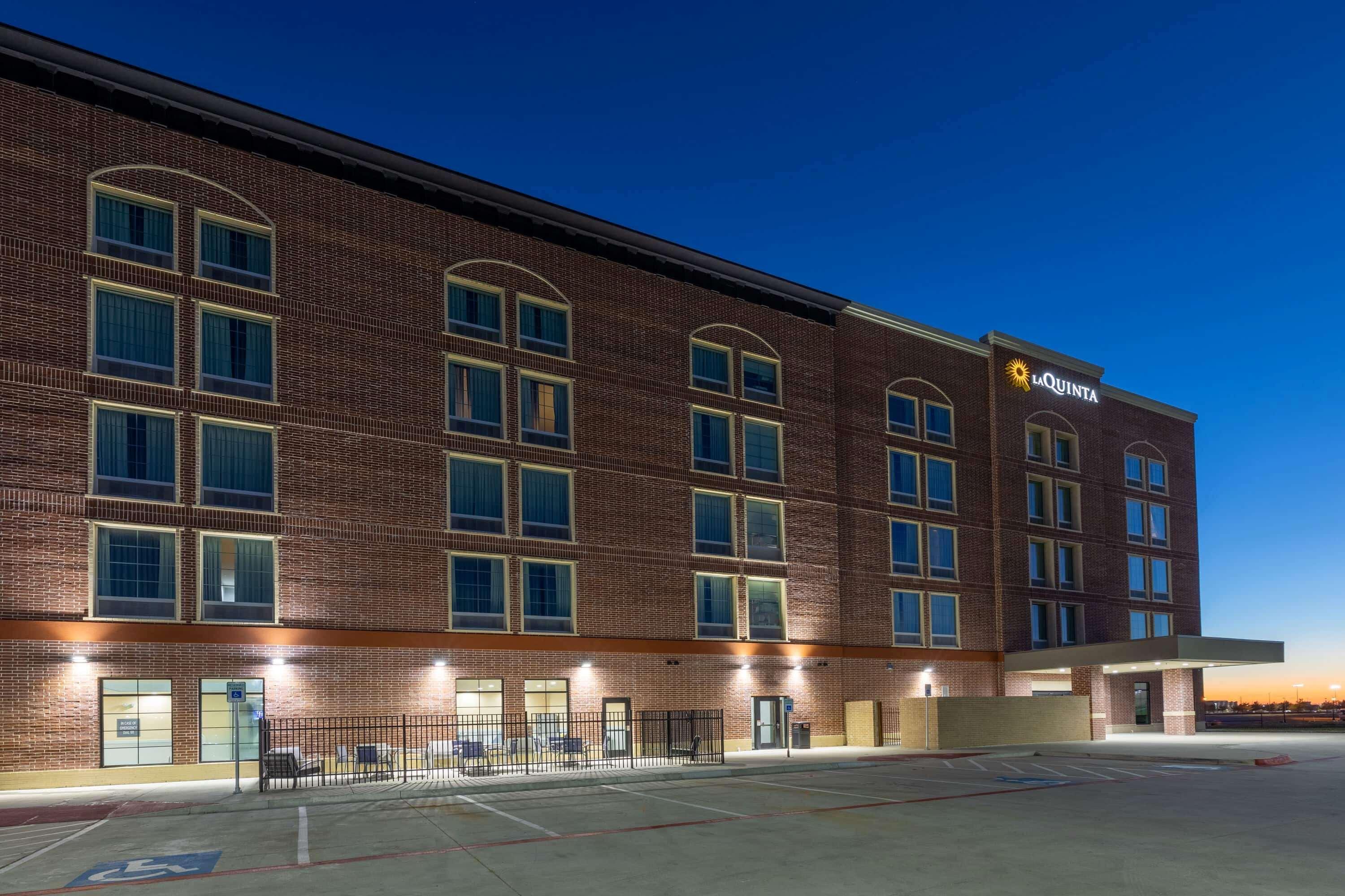 La Quinta Inn & Suites By Wyndham Dallas - Frisco Stadium Dış mekan fotoğraf