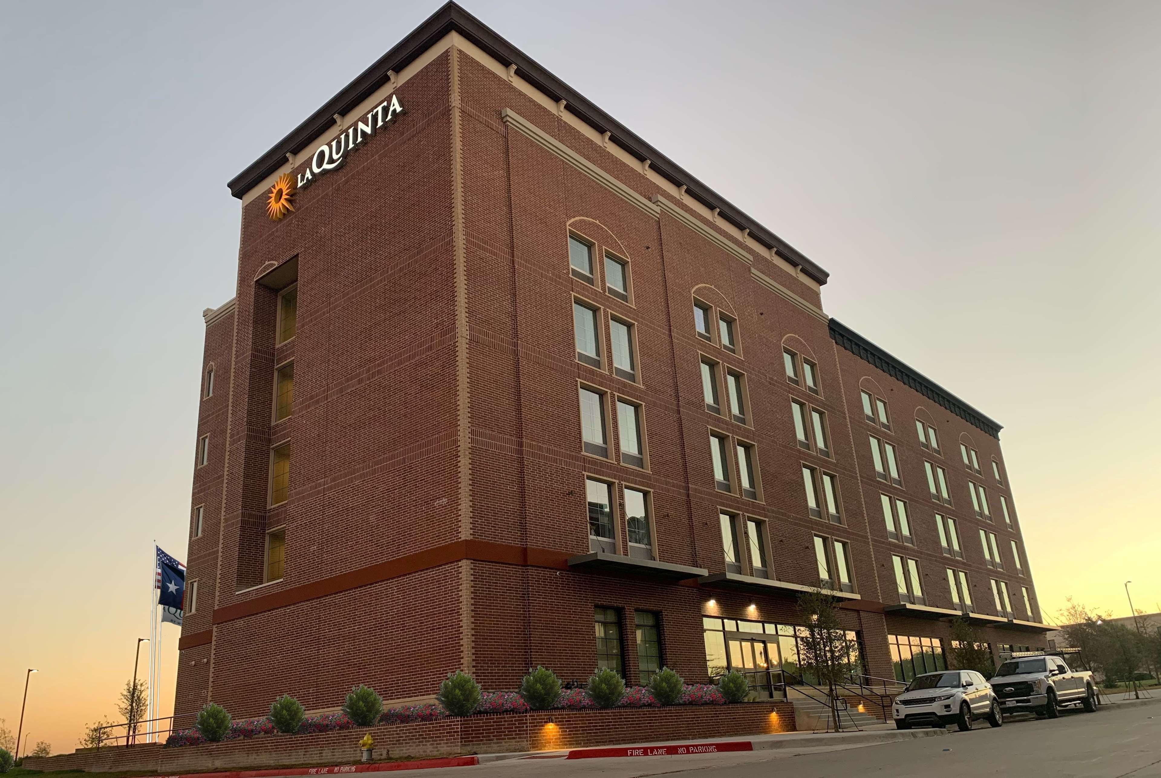 La Quinta Inn & Suites By Wyndham Dallas - Frisco Stadium Dış mekan fotoğraf