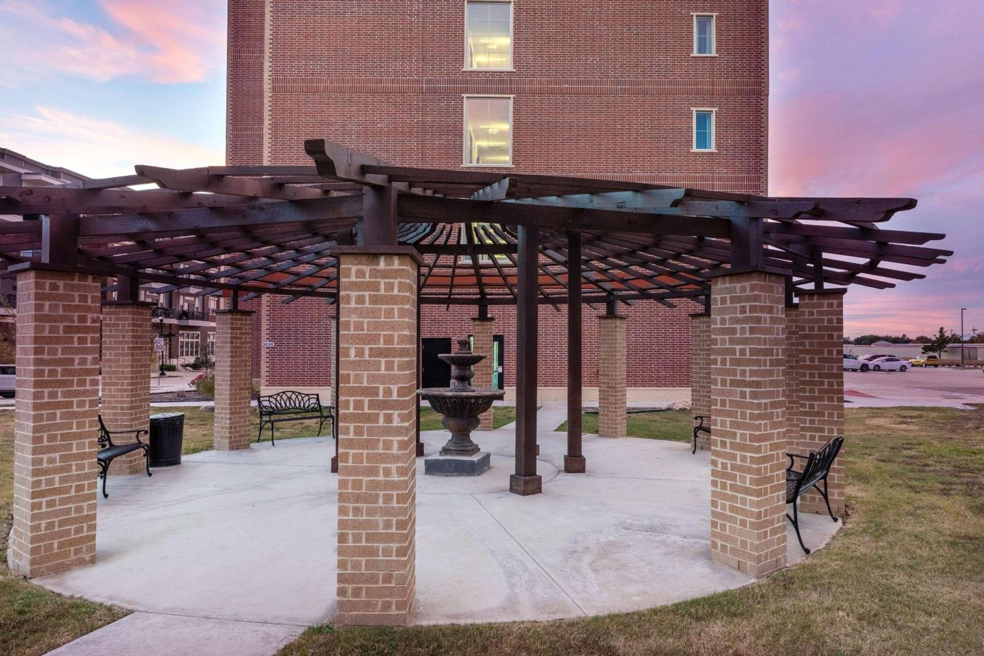 La Quinta Inn & Suites By Wyndham Dallas - Frisco Stadium Dış mekan fotoğraf